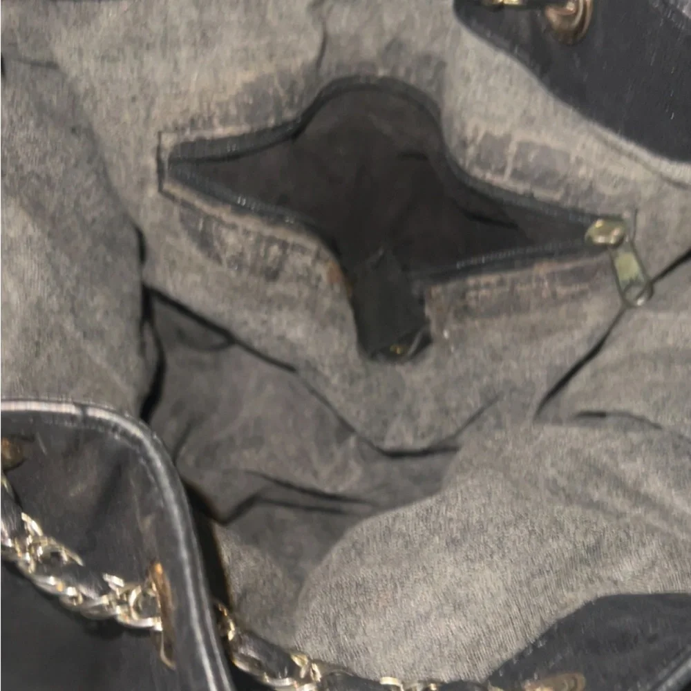 Black leather quilted bucket with double chain straps.  Exterior in GC - Picture 12 of 12